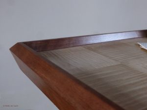 table-basse-avec-detail-profile-en-noyer